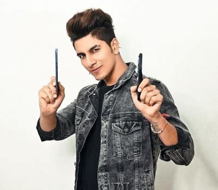 Ashish Bhatia Wiki - Biography, Age, Profession, Family, Girlfriend, Lifestyle, Height & More