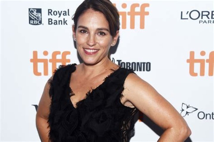 How tall is Amy Jo Johnson
