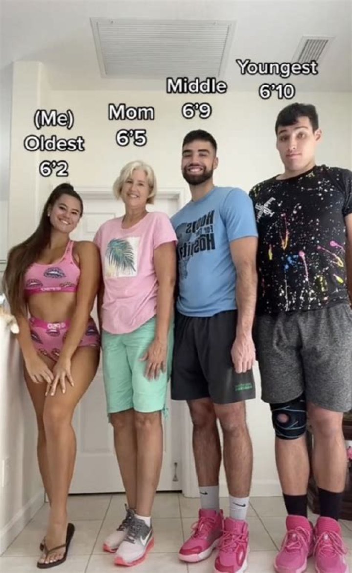 How tall is Anitta