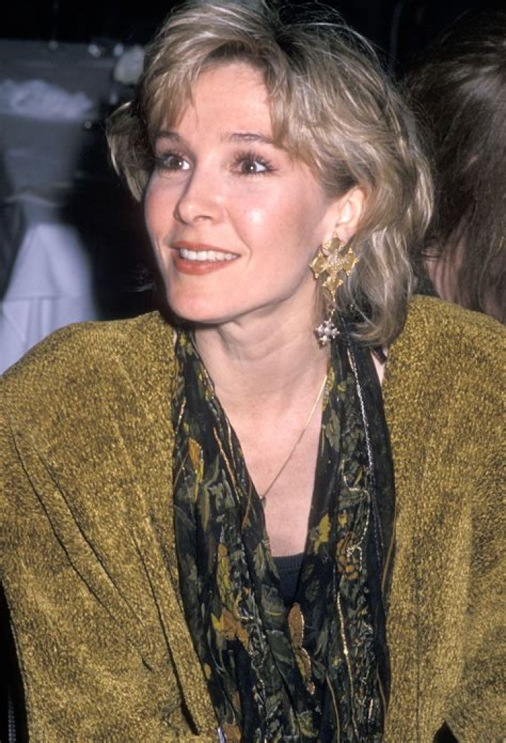 How tall is Cynthia Rhodes