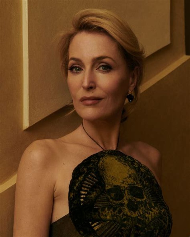 How tall is Gillian Anderson