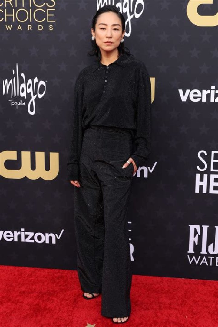 How tall is Greta Lee