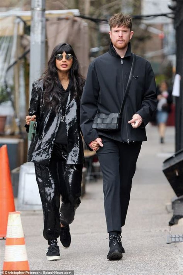 How tall is Jameela Jamil