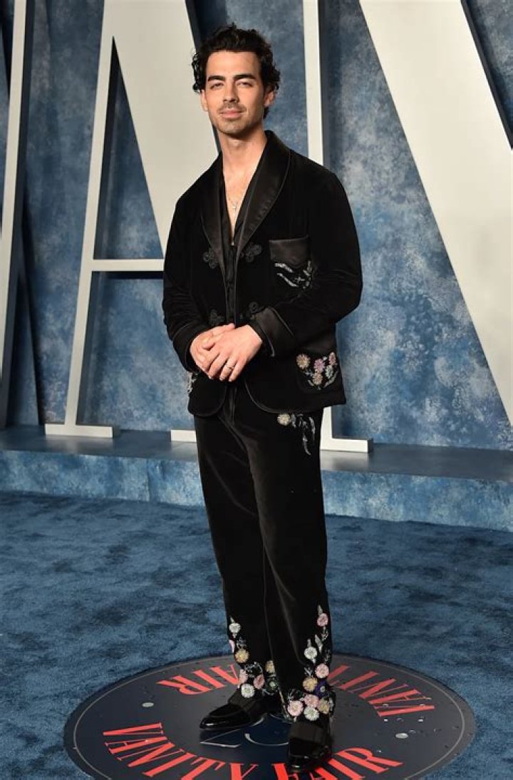 How tall is Joe Jonas