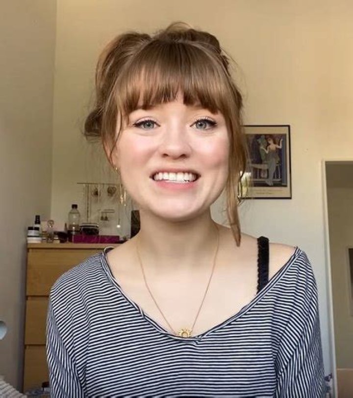 How tall is Maisie Peters