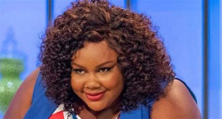 How tall is Nicole Byer