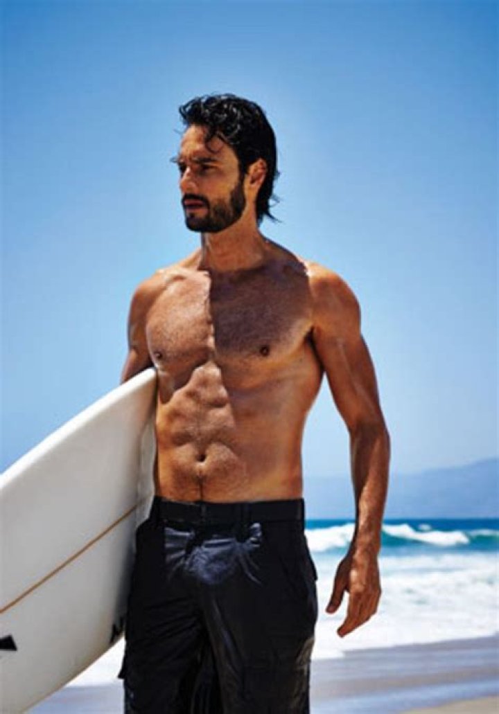 How tall is Rodrigo Santoro