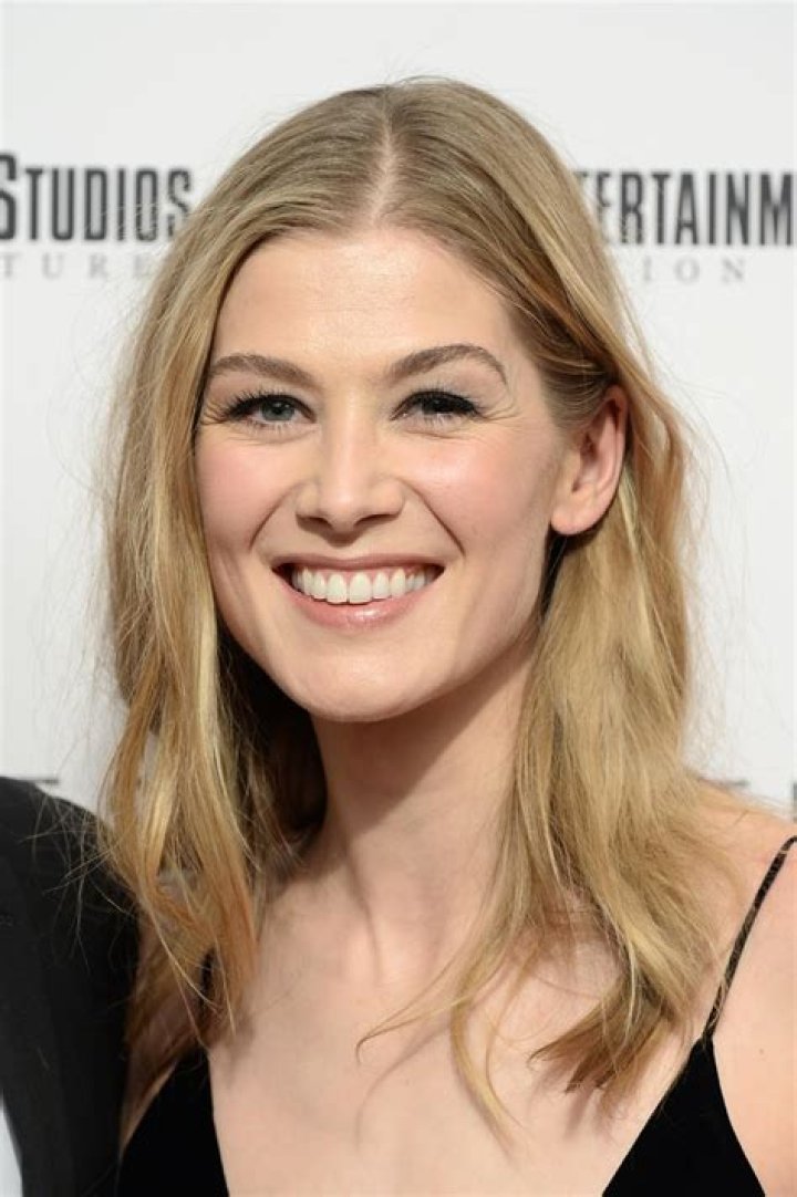 How tall is Rosamund Pike