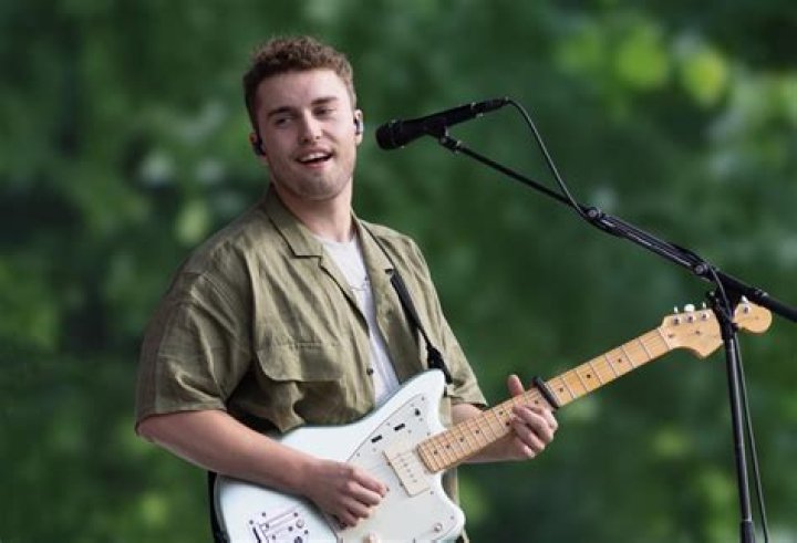 How tall is Sam Fender