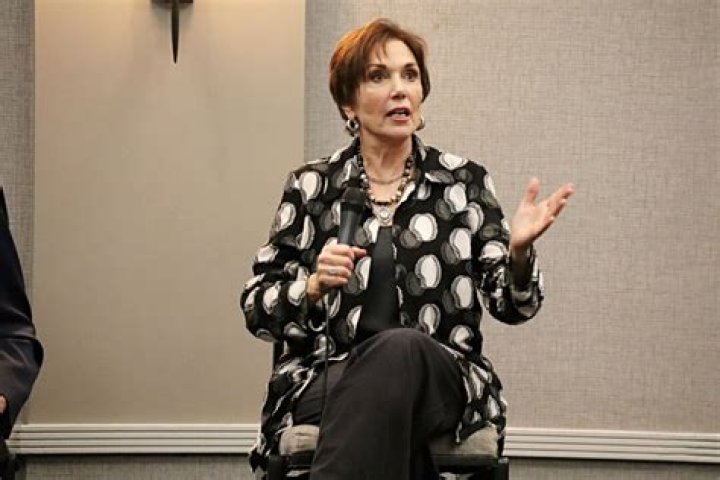 How tall is Stepfanie Kramer