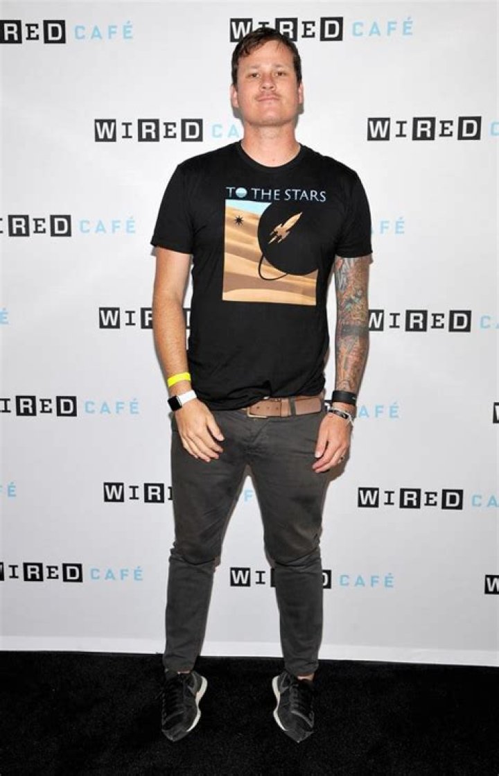 How tall is Tom DeLonge