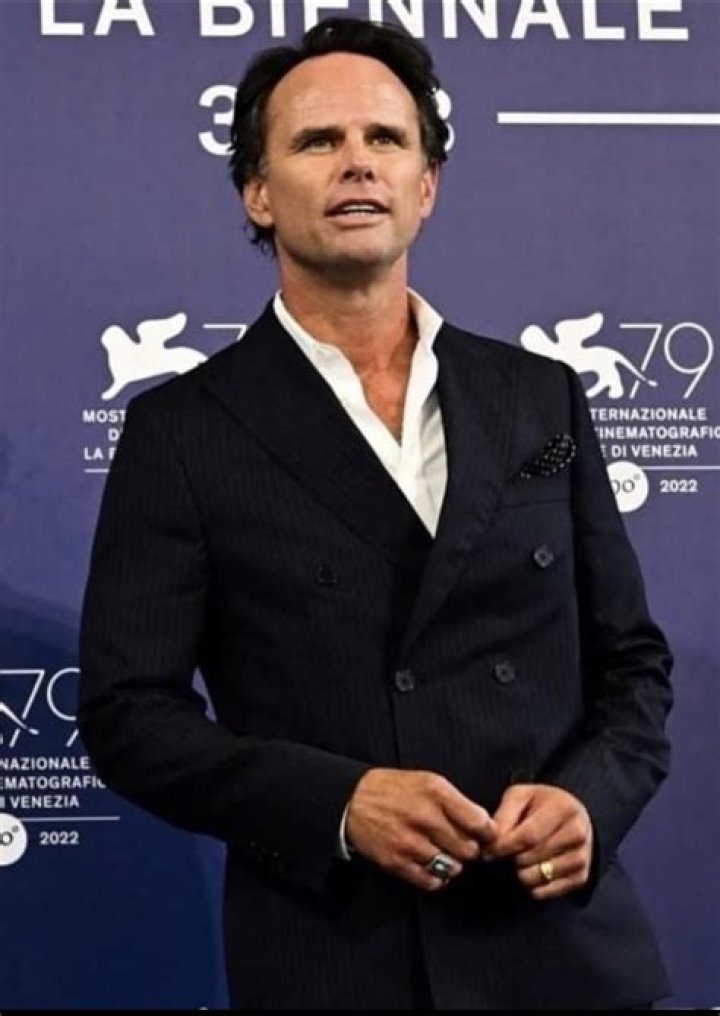 How tall is Walton Goggins
