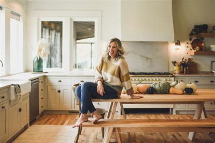 In a bold and innovative move, HGTV’s Jenny Marrs has reimagined the farmhouse trend, giving birth to a truly unique and captivating modern rustic kitchen.
