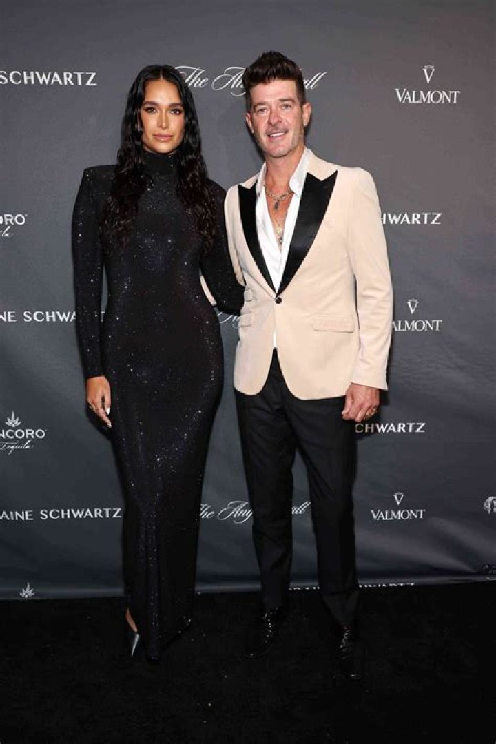 Robin Thicke’s Pregnant Girlfriend April Love Geary Poses for an Impromptu Naked Photo Shoot