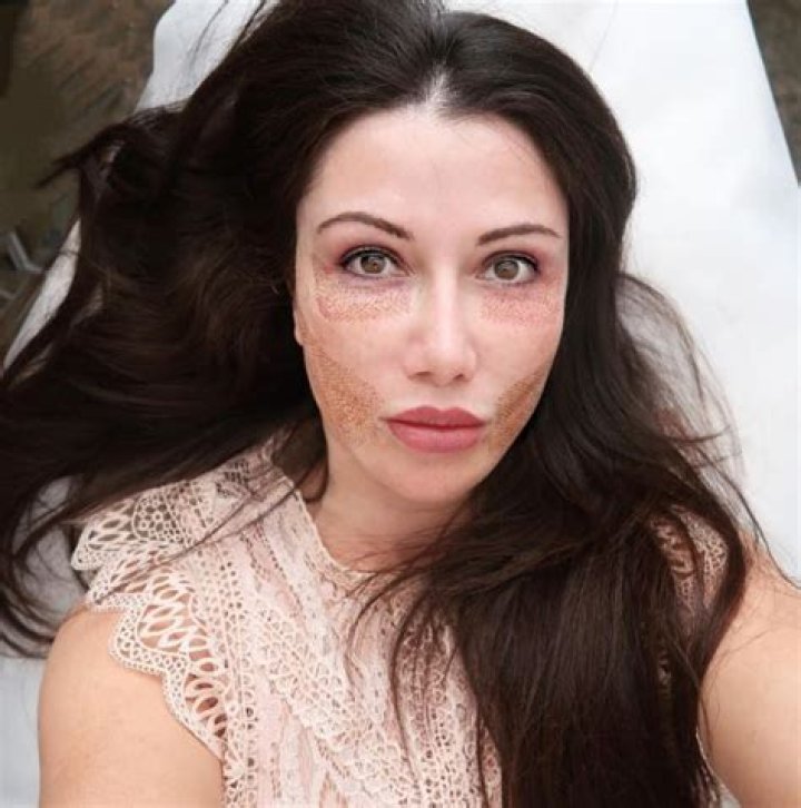 Who is Lorry Hill? Wiki, Biography, Net worth, Husband, Plastic Surgery, Family, Age, Height & More